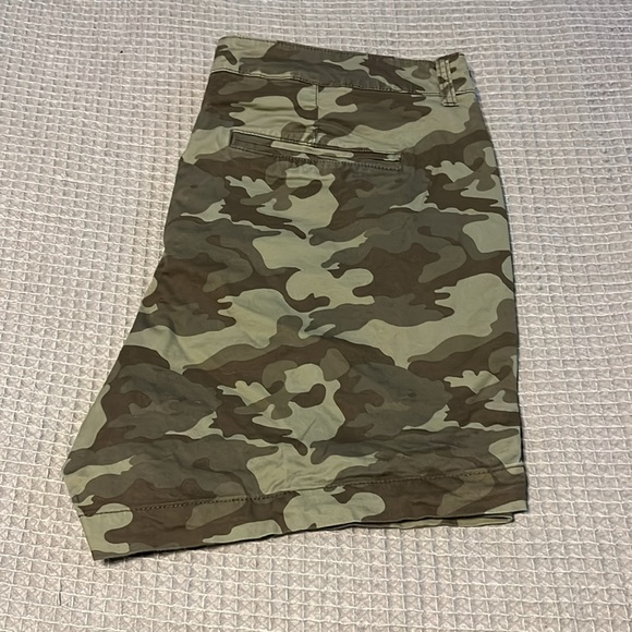 Old Navy Camouflage High Rise Everyday Shorts, Size 16 - Picture 4 of 4